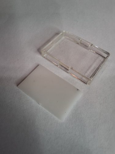 KN NYOMÓGOMBHOZ FELIRATI LEMEZ+SAPKA