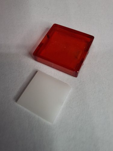 KN NYOMÓGOMBHOZ FELIRATI LEMEZ+SAPKA