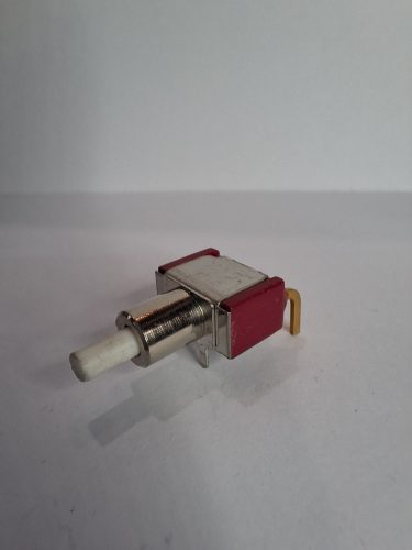 NYOMÓGOMB C&K 8121       .
